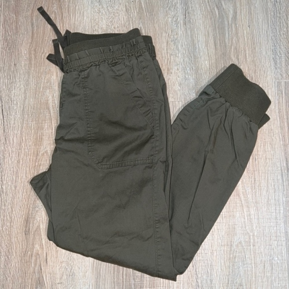 Olive green joggers‎